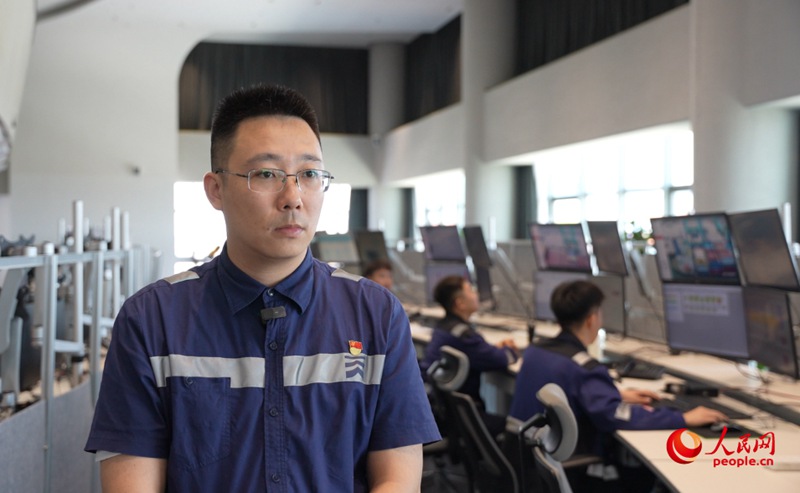 Yuan Bo, operatore inremoto del secondo ponte del terminal container del porto di Tianjin. (Quotidiano del Popolo Online/Peng Yukai)