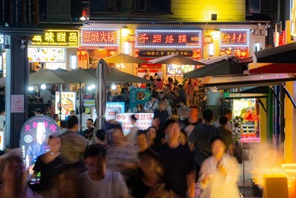 L'atmosfera del mercato notturno illumina l'economia notturna di Guiyang