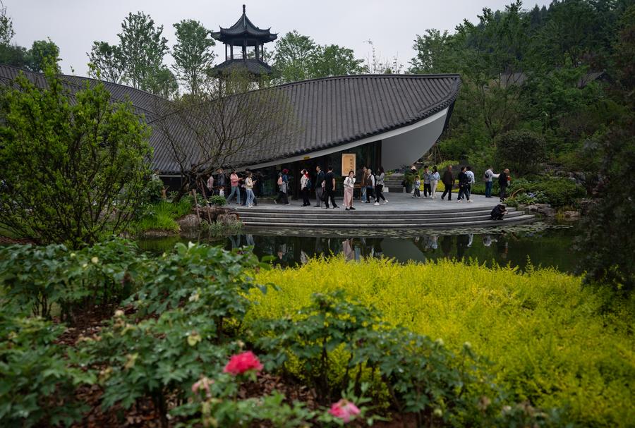 I visitatori presso il giardino di Chengdu dell'Esposizione Internazionale di orticoltura 2024 di Chengdu. (1 maggio 2024 - Xinhua/Jiang Hongjing)