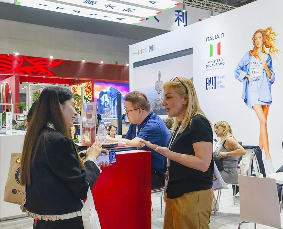 Visitatori presso lo stand dell'Italia all'ITB China 2024 a Shanghai, Cina orientale. (27 maggio 2024 - Xinhua/Chen Aiping)