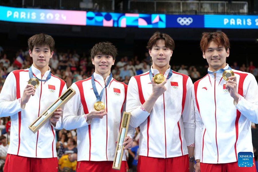 I nuotatori cinesi posano con le medaglie d'oro nella staffetta 4x100m misti maschile di nuoto. (4 agosto 2024 - Xinhua/Du Yu)