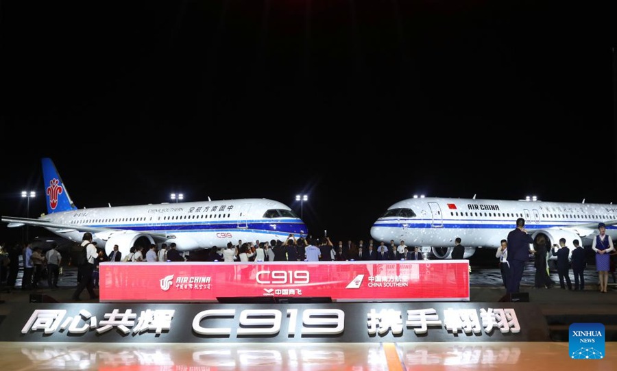 La cerimonia di consegna del grande aereo passeggeri cinese C919 al centro di manifattura della Commercial Aircraft Corporation of China, Ltd. (COMAC) a Shanghai, nella Cina orientale. (28 agosto 2024 – Xinhua/Fang Zhe)