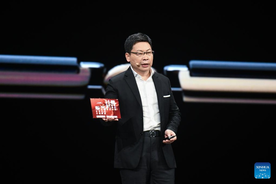 Yu Chengdong, direttore esecutivo e presidente del consiglio di amministrazione del Consumer Business Group di Huawei, presenta il primo smartphone commerciale a tre pieghe al mondo, il Mate XT, durante un evento di lancio di nuovi prodotti a Shenzhen, nella provincia meridionale cinese del Guangdong. (10 settembre 2024 - Xinhua/Liang Xu)