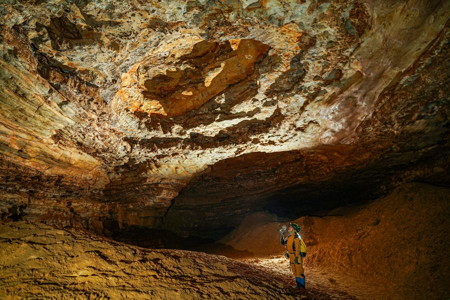 Un membro dell'istituto provinciale per le risorse montane del Guizhou osserva la formazione rocciosa all'interno di una grotta secondaria della grotta di Shuanghe nella contea di Suiyang, nella provincia sud-occidentale cinese del Guizhou. (23 settembre 2023 - Xinhua/Zhao Fei)