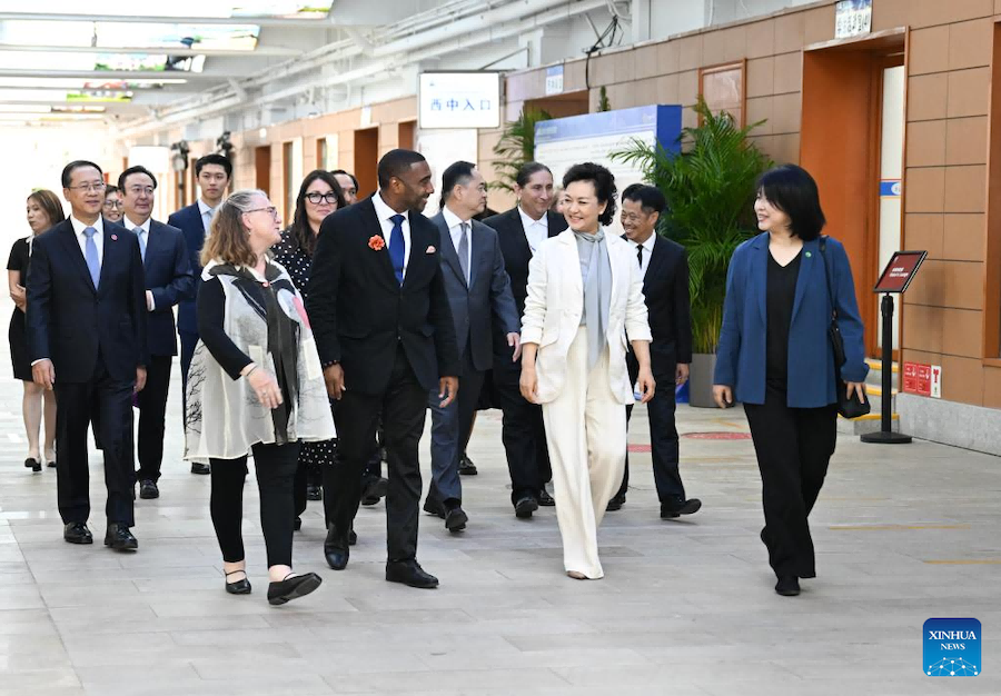 Peng Liyuan incontra gli studenti cinesi e statunitensi alla Beijing No. 8 High School. (24 settembre 2024 - Xinhua/Xie Huanchi)