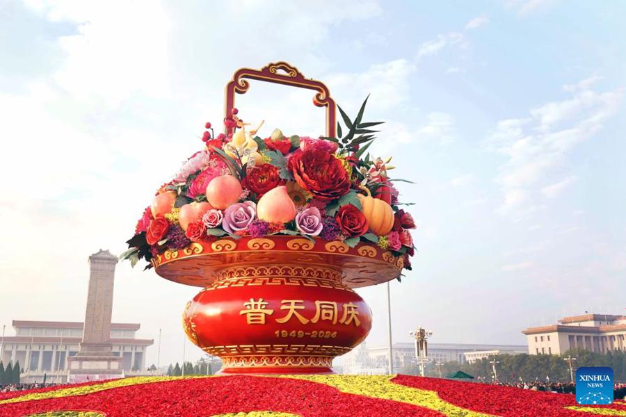 Decorazione floreale alta 18 metri in Piazza Tian'anmen a Beijing, capitale della Cina. (25 settembre 2024 – Xinhua/Ren Chao)