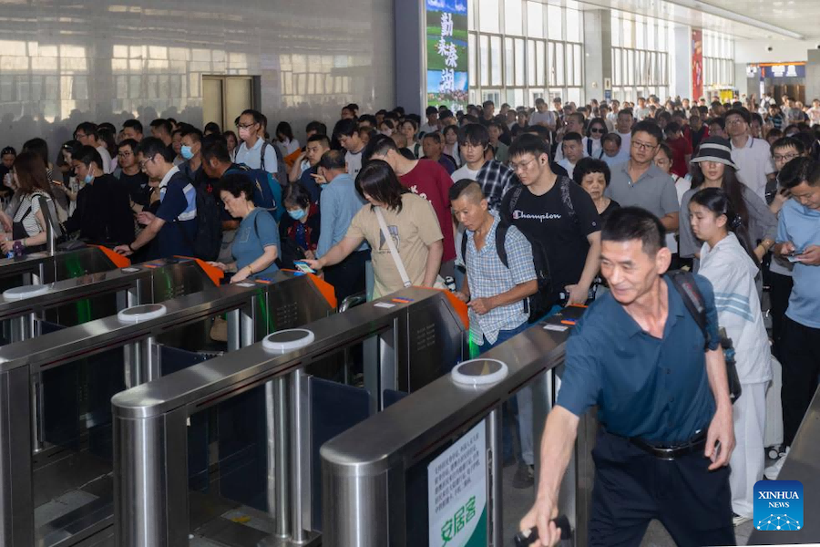 Passeggeri in coda per il check-in alla stazione ferroviaria di Shanghai, nella Cina orientale. (29 settembre 2024 – Xinhua/Wang Xiang)