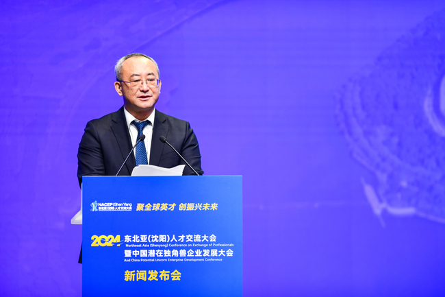 Wang Zhigang, direttore dell'Ufficio per le Risorse Umane e la Sicurezza Sociale di Shenyang tiene una conferenza stampa presso la sede del Quotidiano del Popolo Online. (Ren Fengtao/Quotidiano del Popolo Online)