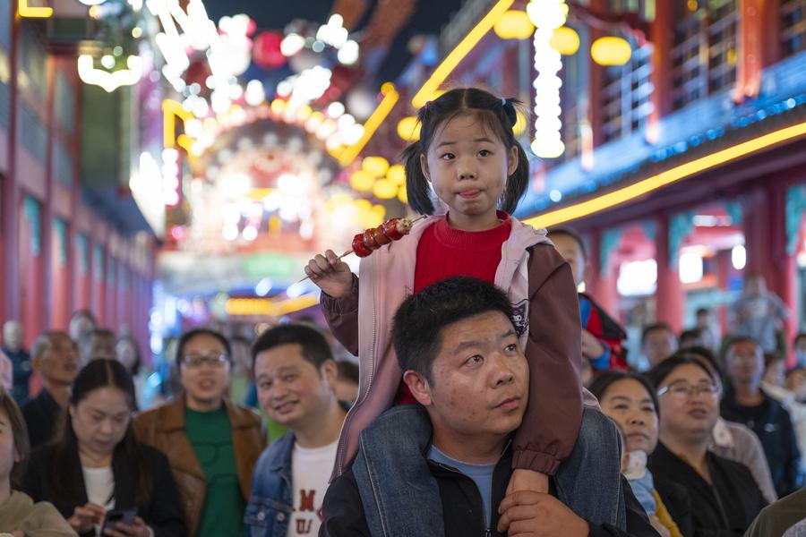 Persone assistono a uno spettacolo presso un'attrazione turistica nella contea di Zhuxi della città di Shiyan, provincia dello Hubei, nella Cina centrale. (12 ottobre 2024 - Xinhua/Wu Zhizun)