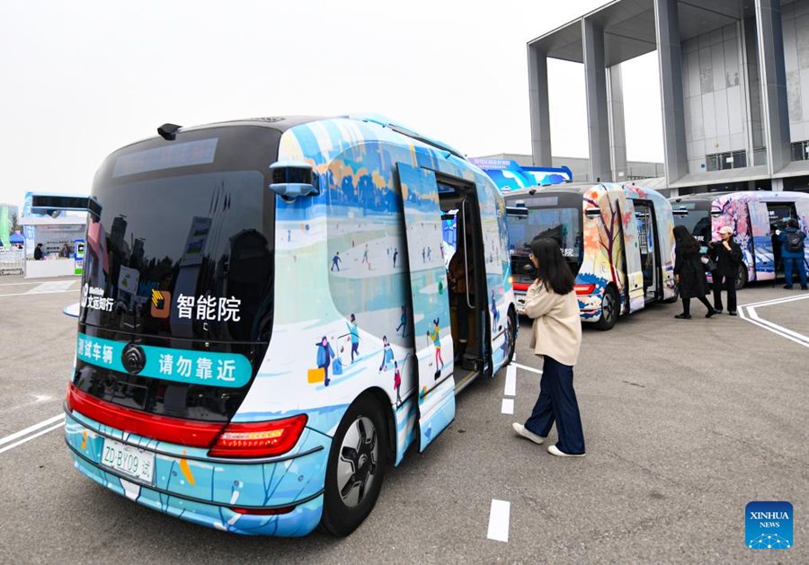 Visitatori osservano i veicoli a guida autonoma esposti durante la World Intelligent Connected Vehicles Conference 2024 a Beijing, capitale della Cina. (17 ottobre 2024 – Xinhua/Chen Zhonghao)